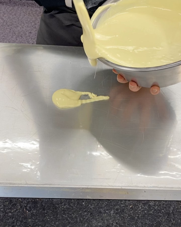 ・ホワイトチョコでプレートと飾り作成中‍