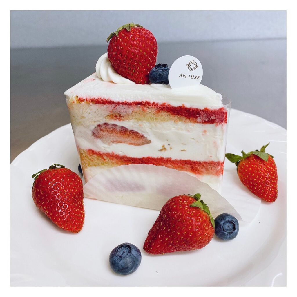 ・～アンリュクス～ 当店オリジナルのケーキいちごのシロップでスポンジがしっとり♡程よい甘さが最高です夏休みのおやつにいかがですか‬