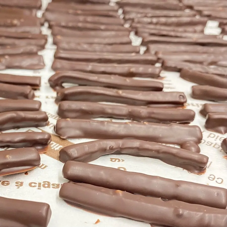 オランジェットの仲間入り🧡"シトロンピール　チョコレート"スペイン産のレモンピールに合わせ選んだミルクチョコレートを使用。レモンと甘酸っぱさとチョコレートのコクのある甘さが病みつきになる商品です！！！ぜひ一度、味わってみてください🤤#anluxe#アンリュクス#アンリュクス岡崎 #チョコレート#chocolate #ケーキ#cake#レモン#レモンピール#岡崎 #岡崎スイーツ#岡崎チョコレート#岡崎チョコレートショップ #岡崎グルメ #岡崎市#愛知#愛知観光 #愛知チョコレート