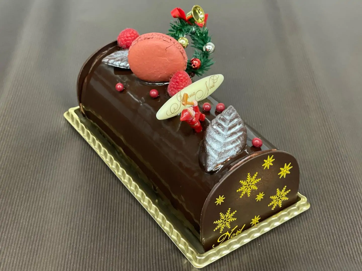 "ブッシュ・ドゥ・ノエル"チョコレートアロマの余韻を楽しめる濃厚なブラックチョコレートムース，ベリー系の華やか酸味と奥深い味わいのソース，フランボワーズクリームに心躍る◇サイズ: W8×L18×H7，4～6名様用◇金額:6,000円(税込)#anluxe#アンリュクス#アンリュクス岡崎 #チョコレート#chocolate #ケーキ#cake#クリスマスケーキ#クリスマスケーキ予約#クリスマス #岡崎 #岡崎スイーツ#岡崎チョコレート#岡崎チョコレートショップ #岡崎グルメ #岡崎市#愛知#愛知観光 #愛知チョコレート