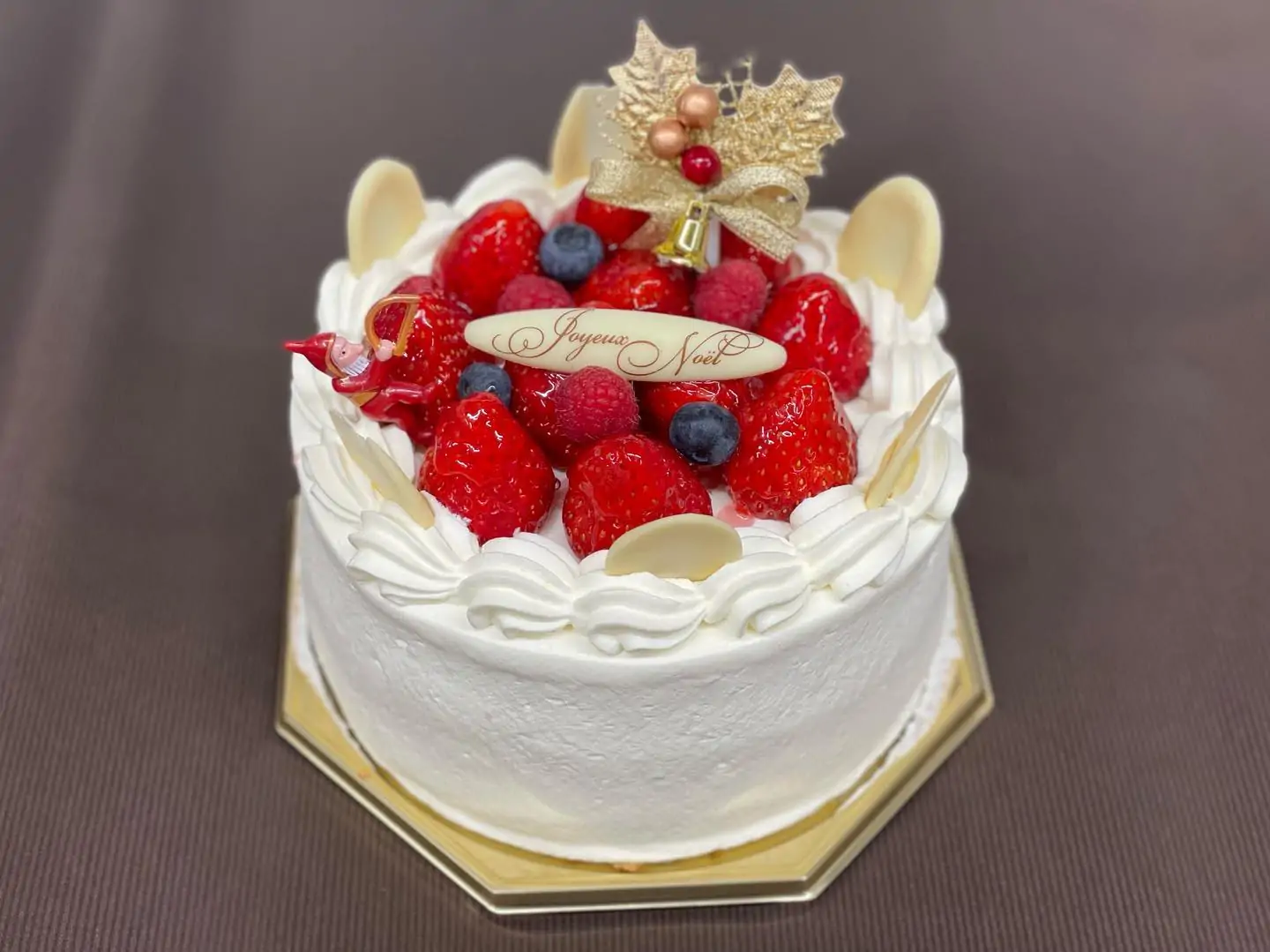 "アンリュクス"三層のとろけるふわふわなスポンジの下にはホワイトチョコレートを使用，上品な甘さの生クリームとのマリアージュがクリスマスを飾る◇サイズ:5号(15㎝),4〜6名様用/6号(18㎝)，6〜8名様用◇金額:5,800円(税込)/6,800円(税込)#anluxe#アンリュクス#アンリュクス岡崎 #チョコレート#chocolate #ケーキ#cake#クリスマスケーキ#クリスマスケーキ予約#クリスマス #岡崎 #岡崎スイーツ#岡崎チョコレート#岡崎チョコレートショップ #岡崎グルメ #岡崎市#愛知#愛知観光 #愛知チョコレート