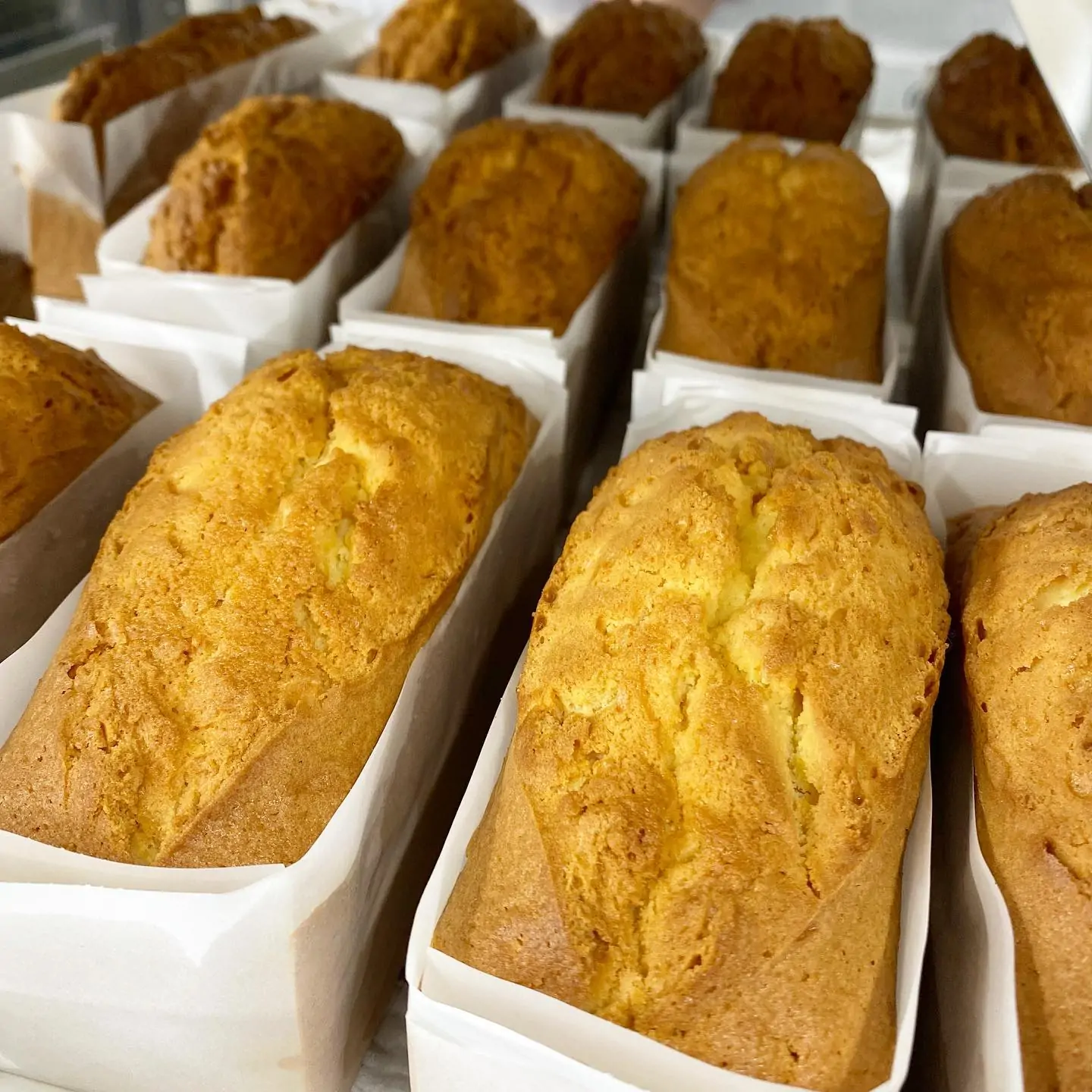 焼き上がりました〜大人気の"ウィークエンド・シトロン"が焼き上がりました🍋お土産にも喜ばれるレモンのパウンドケーキ。ぜひお召し上がりください！！#anluxe#アンリュクス岡崎#アンリュクス#cake#ケーキ#chocolate #チョコレート#岡崎 #岡崎スイーツ#岡崎チョコレート#愛知チョコレート