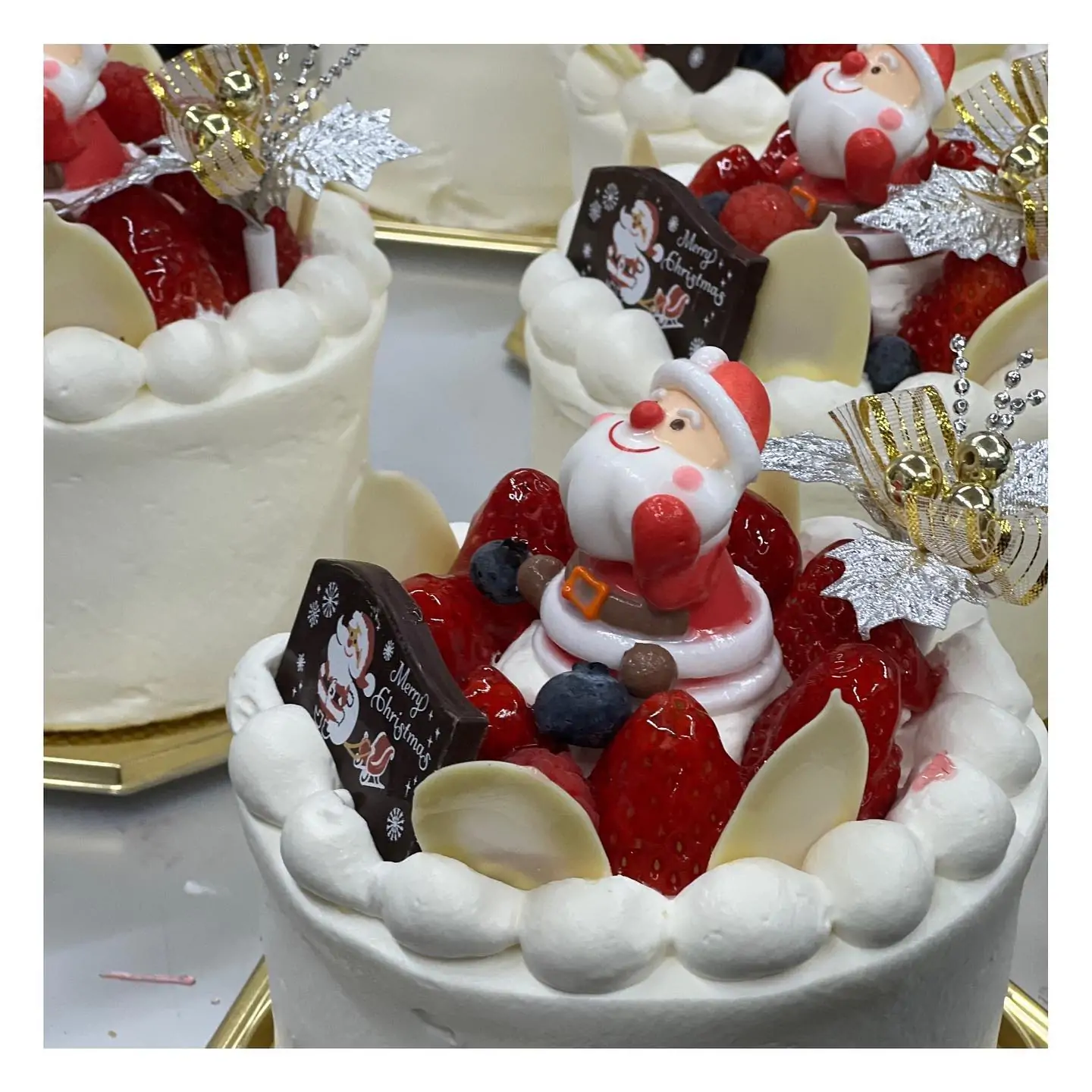Merry Xmas本日も大変混み合っております。暖かくしてお越しください。皆様にお会いできるのをスタッフ一同楽しみにお待ちしております🤎🤍ホールケーキ、プチガトーなど数多くご用意いたしました🧸また、ご予約をしていないお客様もご購入頂けますので、ぜひお越しください〜！皆様、素敵なクリスマスをお過ごしください♡#anluxe#アンリュクス#chocolate#チョコレート#ケーキ#cake#岡崎#岡崎スイーツ#岡崎チョコレート#岡崎市#愛知#愛知スイーツ#西尾#西尾スイーツ#西尾市#安城#安城スイーツ#安城市#幸田#幸田スイーツ#幸田市#刈谷#刈谷スイーツ#刈谷市